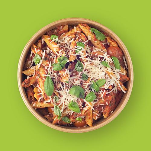Verse pasta napoletana met tomatensaus, basilicum en Parmezaan, klaar om af te halen