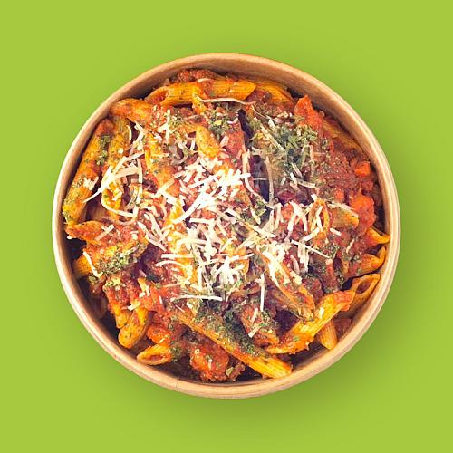 Bord penne bolognese met Parmezaanse kaas